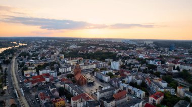 Gorzw Wielkopolski 'de güneşli bir günde Warta Nehri, Katedral ve şehir merkezinin yer aldığı bir drone fotoğrafı çekildi.