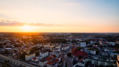Gorzw Wielkopolski 'de güneşli bir günde Warta Nehri, Katedral ve şehir merkezinin yer aldığı bir drone fotoğrafı çekildi.