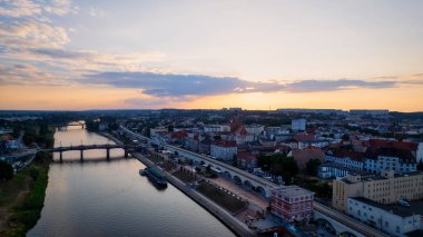 Gorzw Wielkopolski 'de güneşli bir günde Warta Nehri, Katedral ve şehir merkezinin yer aldığı bir drone fotoğrafı çekildi.