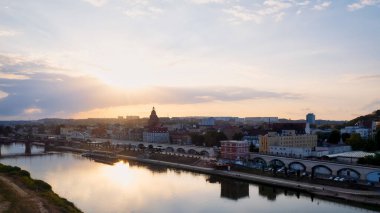 Gorzw Wielkopolski 'de güneşli bir günde Warta Nehri, Katedral ve şehir merkezinin yer aldığı bir drone fotoğrafı çekildi.