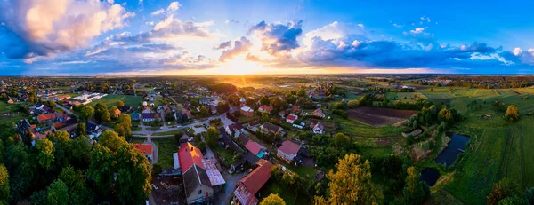 Ponořte Majestátní Scenérie Polského Žlutého Pole Řepky Při Západu Slunce — Stock fotografie