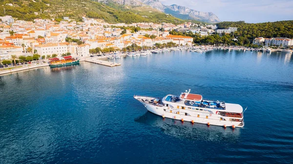 Makarska Riviera 'da güneşli bir günde, Hırvatistan' ın havadan çekilmiş bir fotoğrafı çekildi.