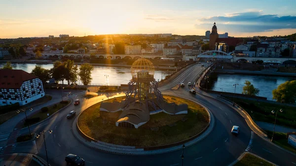 Güneşli bir günde Gorzw Wielkopolski 'de, Warta Nehri, Katedral ve şehir merkezinin ele geçirildiği güzel bir drone fotoğrafı çekildi.