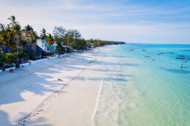Bu çarpıcı hava manzarası Tanzanya 'nın Zanzibar kentindeki Kiwengwa plajının güzelliğini yansıtır. Lüks tatil köyü ve turkuaz okyanus suyu mükemmel bir manzara yaratıyor..