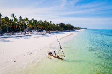 Tanzanya 'nın Zanzibar kentindeki Kiwengwa plajındaki turkuaz okyanus suyu ve lüks tatil beldesi bu muhteşem hava manzarasıyla çekiliyor. Manzara tek kelimeyle muhteşem ve lüks bir kaçış için mükemmel bir yer..