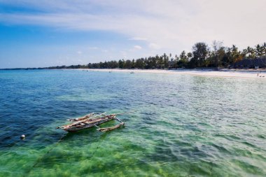 Bu çarpıcı hava manzarası Tanzanya 'nın Zanzibar kentindeki Kiwengwa plajının güzelliğini yansıtır. Lüks tatil köyü ve turkuaz okyanus suyu mükemmel bir manzara yaratıyor..