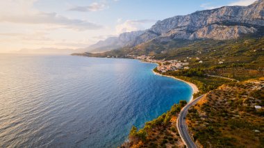 Hırvatistan 'ın büyüleyici kıyı kenti Makarska' ya yeni bir perspektiften bakın. Güneşli bir günde bu muhteşem insansız hava aracı çekim panoramasıyla..