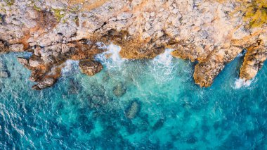 Adriyatik Denizi 'nin ve Pzekeni adaları ve kristal berrak turkuaz sularının uzaktan takdir edilebileceği engebeli bir Hırvat kayalık yamacının buluşmasına tanık olun..