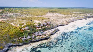 Zanzibar 'daki Mtende Sahili büyüleyici palmiye püsküllü kumları ve kristal berrak sularıyla tropik bir cennet arayanlar için bir sığınak..