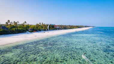 Tanzanya 'nın Zanzibar kentindeki Kiwengwa plajındaki turkuaz okyanus suyu ve lüks tatil beldesi bu muhteşem hava manzarasıyla çekiliyor. Manzara tek kelimeyle muhteşem ve lüks bir kaçış için mükemmel bir yer..