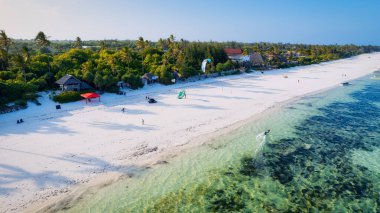 Tanzanya 'nın Zanzibar kentindeki Kiwengwa plajındaki turkuaz okyanus suyu ve lüks tatil beldesi bu muhteşem hava manzarasıyla çekiliyor. Manzara tek kelimeyle muhteşem ve lüks bir kaçış için mükemmel bir yer..