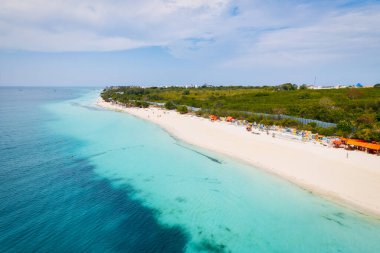 Tanzanya 'nın Zanzibar kentindeki pitoresk Nungwi plajı, lüks tatil beldesi ve turkuaz okyanus sularını vurgulayan havadan çekilmiş bir görüntüyle sergileniyor..