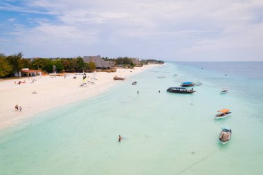 Tanzanya 'nın Zanzibar kentindeki pitoresk Nungwi plajı, lüks tatil beldesi ve turkuaz okyanus sularını vurgulayan havadan çekilmiş bir görüntüyle sergileniyor..