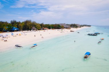 Tanzanya 'nın Zanzibar kentindeki pitoresk Nungwi plajı, lüks tatil beldesi ve turkuaz okyanus sularını vurgulayan havadan çekilmiş bir görüntüyle sergileniyor..