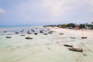 Tanzanya 'nın Zanzibar kentindeki pitoresk Nungwi plajı, lüks tatil beldesi ve turkuaz okyanus sularını vurgulayan havadan çekilmiş bir görüntüyle sergileniyor..