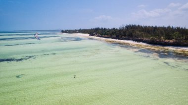 Kiwengwa Sahili 'nin, Zanzibar' ın, Tanzanya 'nın nefes kesici panoramik manzarasında kaybolun.