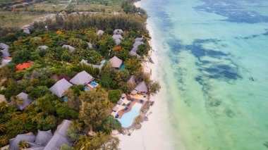 Tanzanya 'nın Zanzibar kentindeki pitoresk Nungwi plajı, lüks tatil beldesi ve turkuaz okyanus sularını vurgulayan havadan çekilmiş bir görüntüyle sergileniyor..