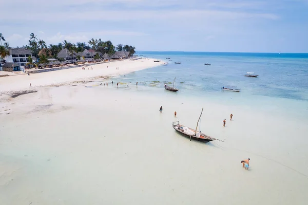 탄자니아 잔지바르에 그림같은응 해변에 휴양지와 청록색 바닷물을 돋보이게 전시되어 — 스톡 사진