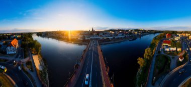Lubuskie Voivodeship 'in Gorzw Wlkp şehri bu insansız hava aracı panorama fotoğrafında canlanıyor. Mimarisini ve benzersiz özelliklerini yukarıdan gösteriyor.