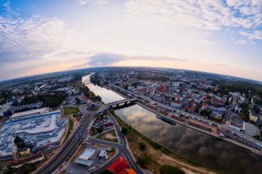 Lubuskie Voivodeship 'in Gorzw Wlkp şehri bu insansız hava aracı panorama fotoğrafında canlanıyor. Mimarisini ve benzersiz özelliklerini yukarıdan gösteriyor.