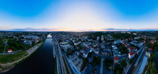 Lubuskie Voivodeship 'in Gorzw Wlkp şehri bu insansız hava aracı panorama fotoğrafında canlanıyor. Mimarisini ve benzersiz özelliklerini yukarıdan gösteriyor.