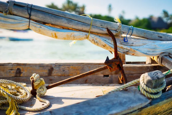 Κοντά Ένα Τροπικό Νησί Ένα Παραδοσιακό Αλιευτικό Σκάφος Zanzibar Βρίσκεται — Φωτογραφία Αρχείου