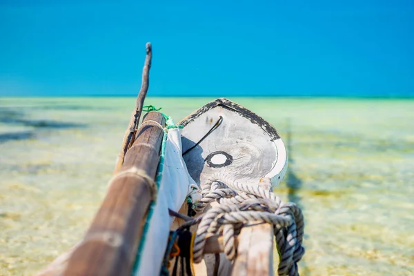 Tropical Island Traditional Zanzibar Fishing Boat Lies Clear Water Close — Stock Photo, Image