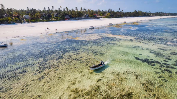 Poznaj Piękno Tropikalnego Wybrzeża Zanzibaru Lotu Ptaka Łodzie Rybackie Odpoczywają — Zdjęcie stockowe