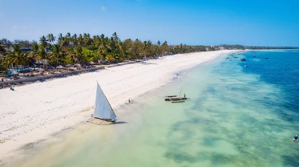 Tropický Ráj Zanzibaru Ožívá Tomto Vzdušném Pohledu Rybářské Čluny Odpočívající — Stock fotografie