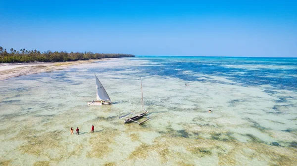 Tropikalny Raj Zanzibaru Ożywa Tym Widoku Lotu Ptaka Łodzi Rybackich — Zdjęcie stockowe