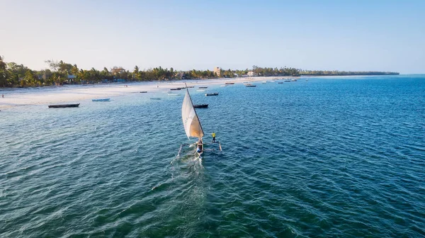 Zažijte Krásu Tropického Pobřeží Zanzibaru Ptačí Perspektivy Rybářskými Čluny Odpočívajícími — Stock fotografie