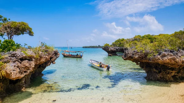 Vzdušný Pohled Tropické Pobřeží Zanzibaru Zachycuje Mírumilovný Pohled Rybářské Čluny — Stock fotografie