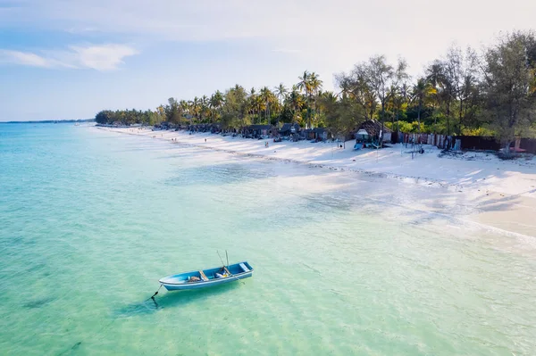Widok Powietrza Tropikalnej Linii Brzegowej Zanzibaru Ukazuje Spokojny Widok Łodzi — Zdjęcie stockowe