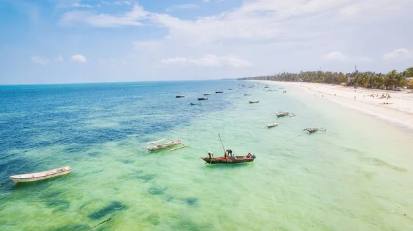 Візьміть Приголомшливий Пейзаж Тропічного Узбережжя Занзібару Зверху Рибальські Човни Відпочивають — стокове фото