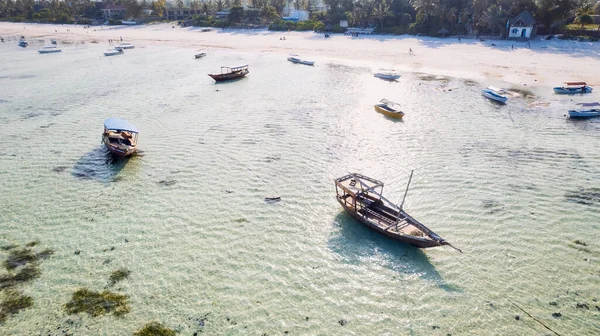Візьміть Приголомшливий Пейзаж Тропічного Узбережжя Занзібару Зверху Рибальські Човни Відпочивають — стокове фото