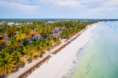 Sıcak hava ve sakin sular Zanzibar plaj yazlarını su sporları meraklıları için popüler bir yer haline getiriyor..