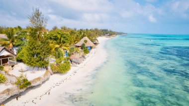 Turkuaz suları ve romantik kaçamaklar ve aile tatilleri için mükemmel bir zemin sunan el değmemiş beyaz kumlarıyla Zanzibar Sahili 'nin saf güzelliğine kapıl..