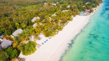 Turkuaz suları ve romantik kaçamaklar ve aile tatilleri için mükemmel bir zemin sunan el değmemiş beyaz kumlarıyla Zanzibar Sahili 'nin saf güzelliğine kapıl..