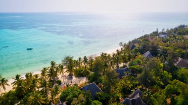 Turkuaz suları ve romantik kaçamaklar ve aile tatilleri için mükemmel bir zemin sunan el değmemiş beyaz kumlarıyla Zanzibar Sahili 'nin saf güzelliğine kapıl..