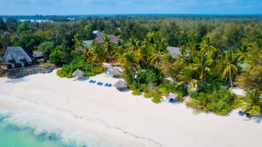 Zanzibar Adası sahilindeki sahil, kristal berrak suları ve yumuşak, altın kumu ile nefes kesici..