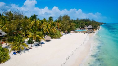 Zanzibar Adası sahilindeki sahil, kristal berrak suları ve yumuşak, altın kumu ile nefes kesici..