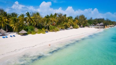 Zanzibar Adası sahilindeki sahil, kristal berrak suları ve yumuşak, altın kumu ile nefes kesici..