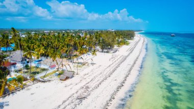 Zanzibar Adası sahilindeki sahil, kristal berrak suları ve yumuşak, altın kumu ile nefes kesici..