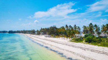 Zanzibar Adası sahilindeki sahil, kristal berrak suları ve yumuşak, altın kumu ile nefes kesici..