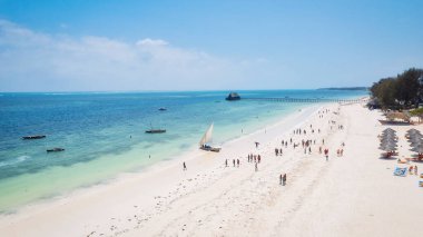 Zanzibar Adası sahilindeki sahil, kristal berrak suları ve yumuşak, altın kumu ile nefes kesici..