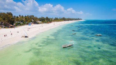 Zanzibar Adası kıyılarının havadan görünüşü, el değmemiş plajları ve turkuaz sularıyla görülmeye değerdir..