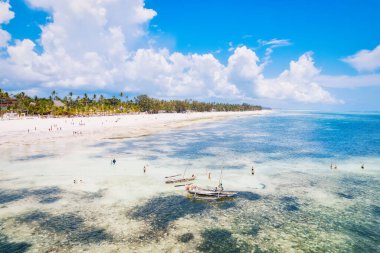 Zanzibar Adası kıyılarının havadan görünüşü, el değmemiş plajları ve turkuaz sularıyla görülmeye değerdir..