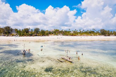 Zanzibar Plajı 'nın çarpıcı güzelliği, bu manzarayı yakalamak isteyen sanatçılar ve fotoğrafçılar için popüler bir yer haline getirdi..