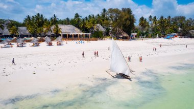 Zanzibar Adası kıyılarının havadan görünüşü, el değmemiş plajları ve turkuaz sularıyla görülmeye değerdir..