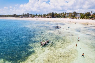 Zanzibar plaj yazları serinletici deniz esintisi sıcağa karşı hoş bir dinlenmedir..
